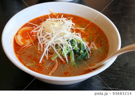 昔ながらの町中華、ゴマとラー油の味噌辛子担々麺 昔ながらの町中華、ゴマとラー油の味噌辛子担々麺 93683214
