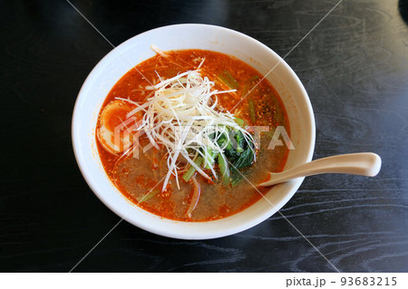 昔ながらの町中華、ゴマとラー油の味噌辛子担々麺 昔ながらの町中華、ゴマとラー油の味噌辛子担々麺 93683215