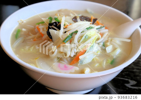 昔ながらの町中華、長崎ちゃんぽん風、野菜たっぷり白湯タンメン 93683216