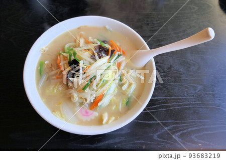 昔ながらの町中華、長崎ちゃんぽん風、野菜たっぷり白湯タンメン 93683219