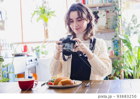 女性 ライフスタイル テーブルフォト 女性 ライフスタイル テーブルフォト 93683250