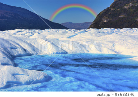 パタゴニア地方の美しい氷河にかかる虹 パタゴニア地方の美しい氷河にかかる虹 93683346