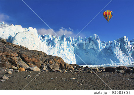 パタゴニア地方の美しい氷河上空を漂うバルーン 93683352