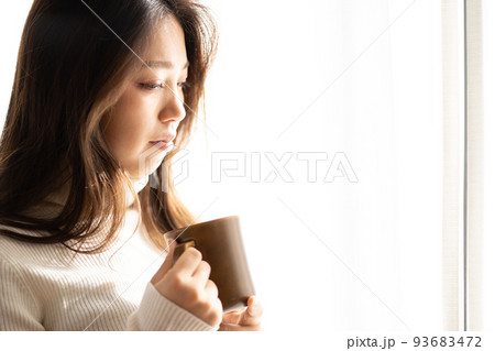 女性　コーヒーカップ 93683472
