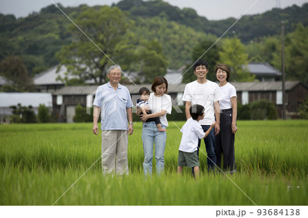夏休み 故郷に帰省した三世代家族の集合写真 田舎のあぜ道で撮影 夏休み 故郷に帰省した三世代家族の集合写真 田舎のあぜ道で撮影 93684138