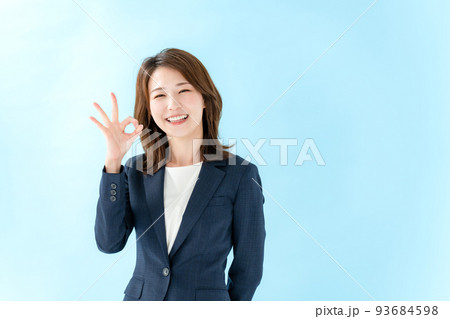ビジネス　女性　ブルーバック 93684598