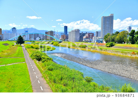 東橋/豊平川より上流/水穂大橋方面を望む(北海道札幌市)【2022.8】 東橋/豊平川より上流/水穂大橋方面を望む(北海道札幌市)【2022.8】 93684871