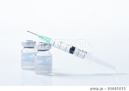 白い背景に置かれた注射器とバイアル瓶 白い背景に置かれた注射器とバイアル瓶 93685055