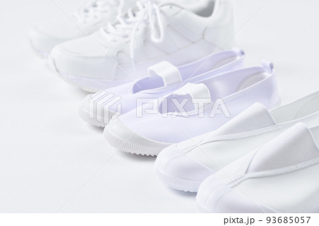 日本の白い運動靴とバレーシューズ 93685057