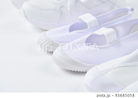 日本の白い運動靴とバレーシューズ 93685058