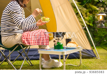 ソロキャンプで食事を作るミドル女性 ソロキャンプで食事を作るミドル女性 93685083