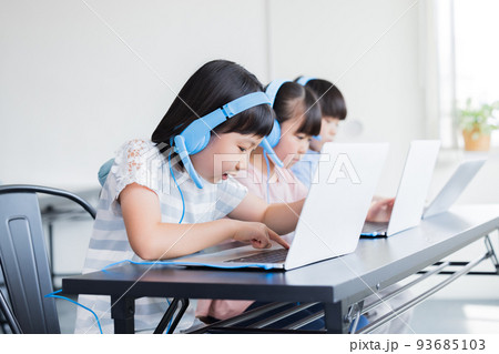 パソコンを使いレッスンを受ける子どもたち 93685103