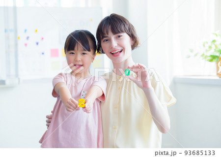 教育 英会話教室でレッスンを受ける子供とネイティブ講師 教育 英会話教室でレッスンを受ける子供とネイティブ講師 93685133