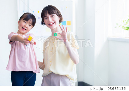 教育　英会話教室でレッスンを受ける子供とネイティブ講師 93685136