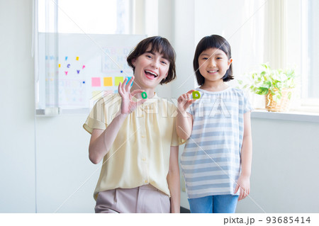 教育 英会話教室でレッスンを受ける子供とネイティブ講師 教育 英会話教室でレッスンを受ける子供とネイティブ講師 93685414