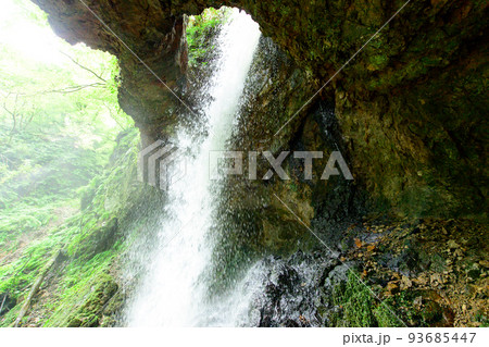 豪快な男鹿大瀑を裏側から 秋田県 男鹿半島 豪快な男鹿大瀑を裏側から 秋田県 男鹿半島 93685447