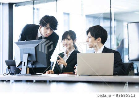 打ち合わせをする若手社員 93685513