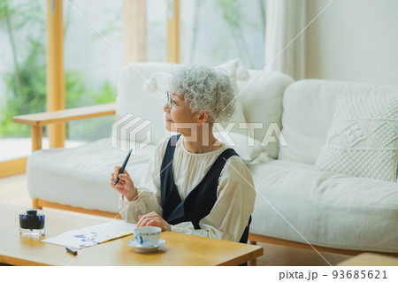 手紙を書く女性 手紙を書く女性 93685621