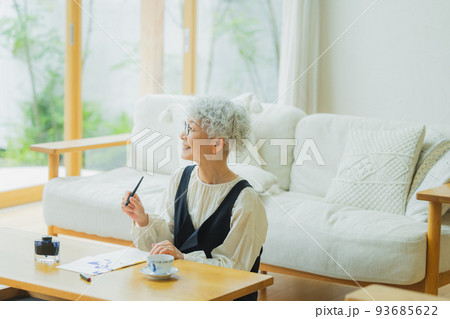 手紙を書く女性 手紙を書く女性 93685622