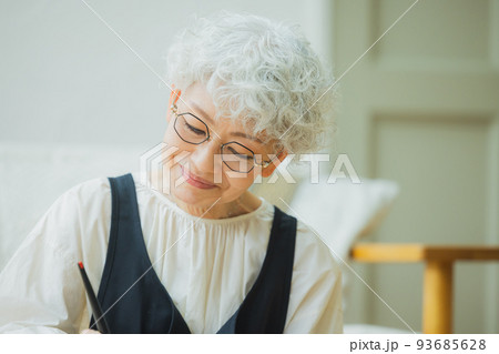 手紙を書く女性 93685628
