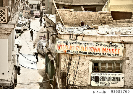 インド最北の秘境、ラダック地方の町レーの路地 インド最北の秘境、ラダック地方の町レーの路地 93685769