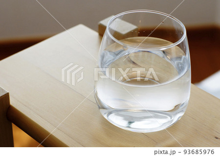 コップの水 93685976