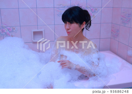 お風呂に入る女性泡風呂版 お風呂に入る女性泡風呂版 93686248