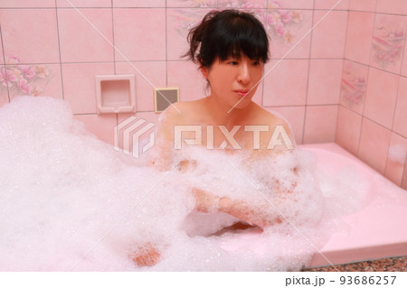 お風呂に入る女性泡風呂版 お風呂に入る女性泡風呂版 93686257