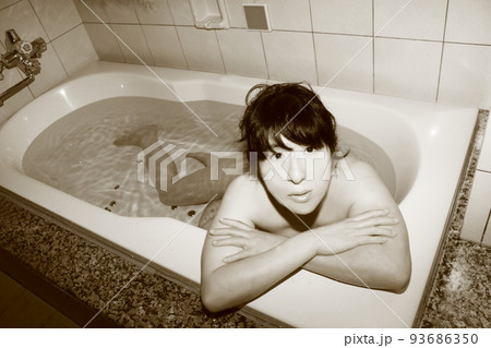 お風呂に入る若い女性 お風呂に入る若い女性 93686350