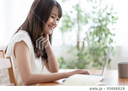 在宅ワークする女性 在宅ワークする女性 93686628
