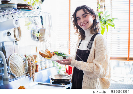 女性 ライフスタイル 料理 女性 ライフスタイル 料理 93686894