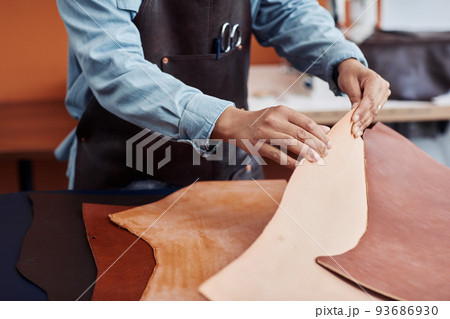 Artisan Choosing Leather Artisan Choosing Leather 93686930