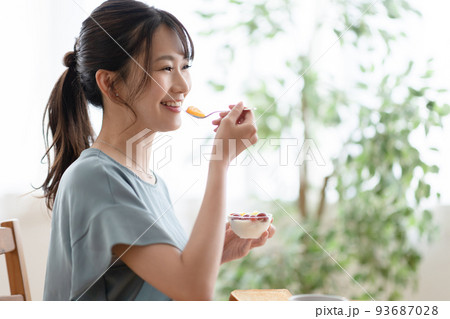 朝食を食べる女性 93687028