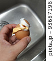 失敗したゆで卵の写真画像 93687196