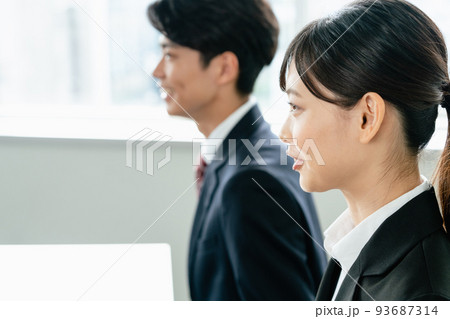 面接で話す就活生 面接で話す就活生 93687314