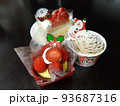 クリスマスケーキを3個並べた写真画像 93687316