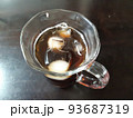 淹れたてアイスコーヒーの写真画像 93687319