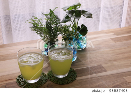 観葉植物と冷茶 93687403