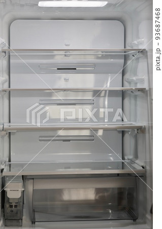 食品を入れる前の新品の冷蔵庫　冷蔵室 93687468