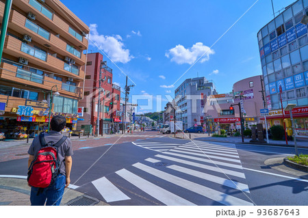 川崎市多摩区登戸の向ヶ丘遊園駅(南口)から府中街道方面への五差路を見る 93687643