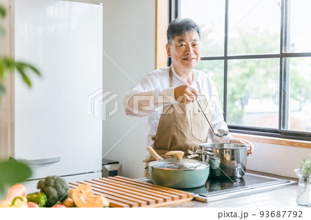 煮込み料理を作る高齢者男性（家事・シニア） 93687792