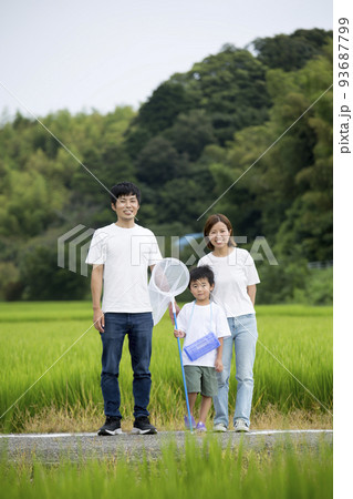 久しぶりの帰省、田舎の田んぼのあぜ道で親子で撮影 久しぶりの帰省、田舎の田んぼのあぜ道で親子で撮影 93687799