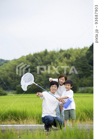 夏休み　帰省先の田舎で昆虫採取する親子　田んぼのあぜ道で撮影　トンボ採り 93687903