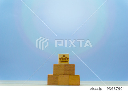 上空に光が集まりピラミッドの頂点に冠を乗せたウッドキューブの見出し 93687904