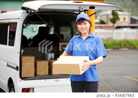 荷物の積み下ろしをする軽貨物ドライバーの女性。引越しや宅配サービスのイメージ。 93687983