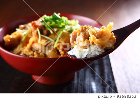 漆器に盛り付けた親子丼 93688252