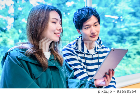 トレッキング ロッジでルートを確認する若者 トレッキング ロッジでルートを確認する若者 93688564