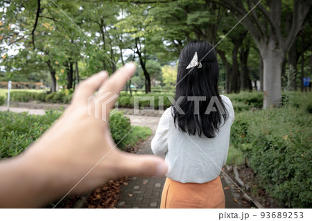 女性を襲う男性　crime 93689253