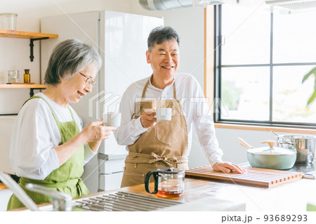 キッチンで飲み物を飲む日本人高齢者夫婦(ドリンク) キッチンで飲み物を飲む日本人高齢者夫婦(ドリンク) 93689293
