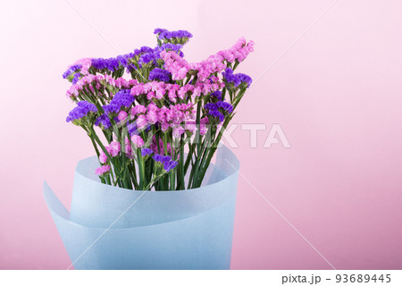 ピンクの背景の二色のハナハマサジの花束 ピンクの背景の二色のハナハマサジの花束 93689445